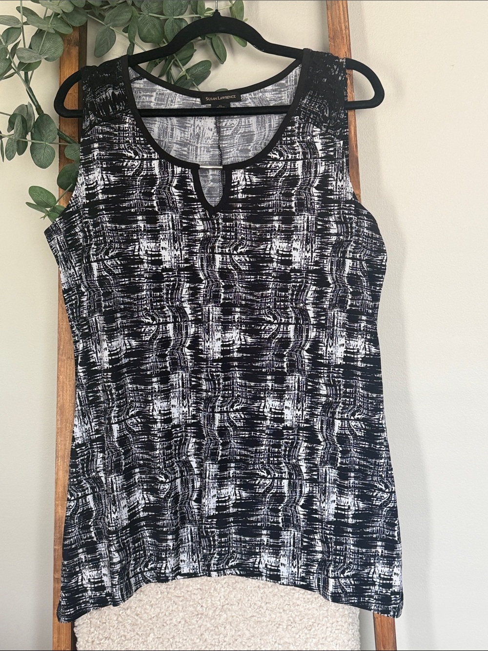 Susan Lawrence Black & White Abstract Sleeveless Keyhole Tank
